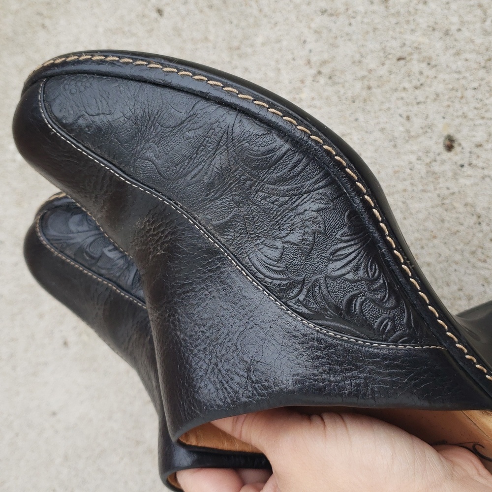 Sofft Floral Embossed Black Leather Slip On Mules Clogs Size 7.5 Comfort Neutral - Picture 14 of 16